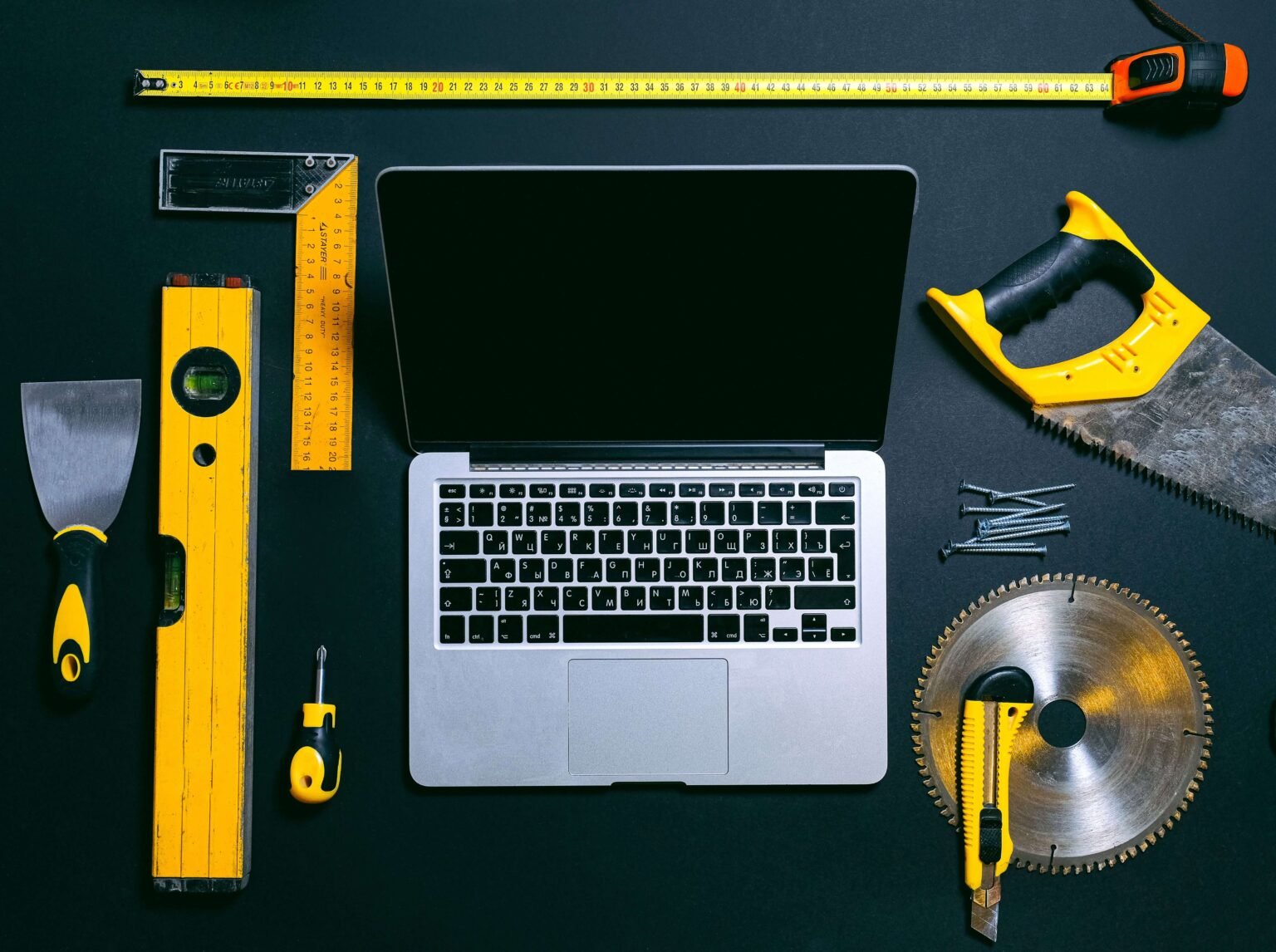 Un ordinateur avec des outils de bricolage pour symboliser la maintenance. offre site web maintenance.